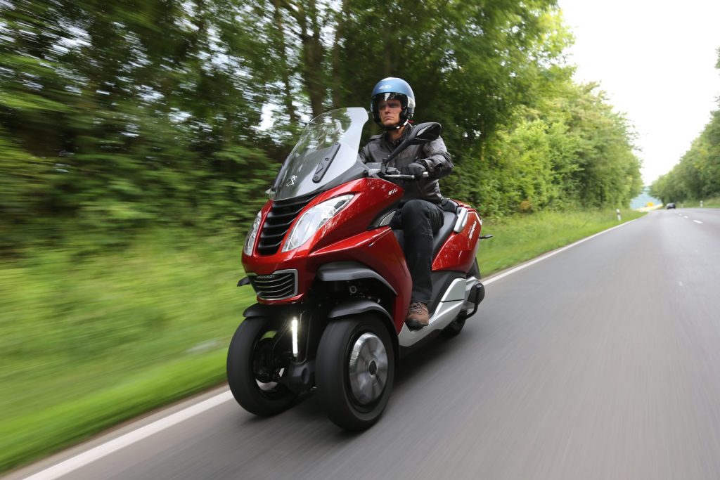 Nicht nur in S-Kurven besticht ein solches Drei-Rad-Gefährt durch gute Straßenlage und hohe Laufkultur. Der Vorzug der zweifachen Vorderradführung mit doppelter Reifenaufstandsfläche ist die bessere Übertragung der Brems- und Führungskräfte auf den Asphalt. Foto: Peugeot Scooters Deutschland / TRD mobil
