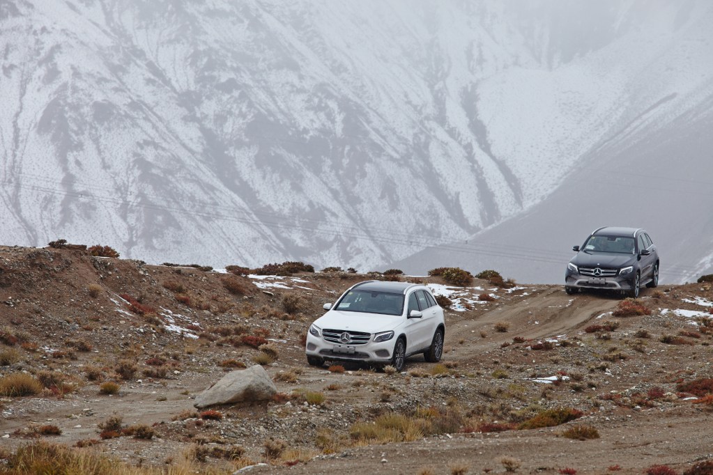 Auf Passhöhe soll das problemlose Start- und harmonische Ansprechverhalten der Turbotriebwerke geprüft werden. Unbeirrt pflügen die neuen Mercedes-Benz GLC200 4matic durch den Schneesturm, der die Nationalstraße G109 in eine Matschpiste verwandelt hat. Sie stammen aus chinesischer Produktion".  Foto: Daimler/Global Press/TRD mobil 