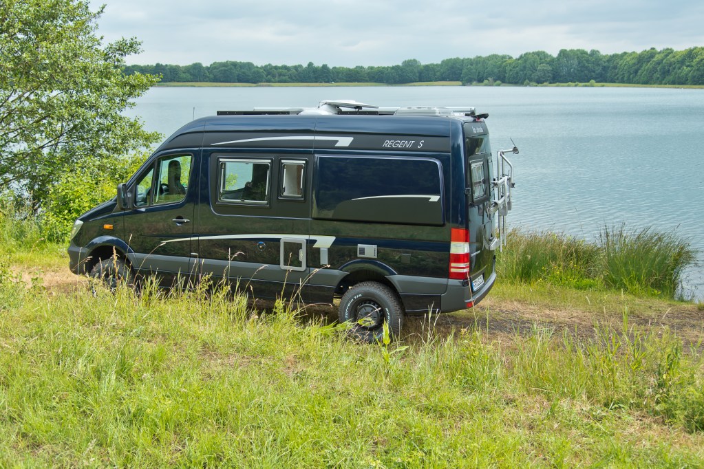 Reisemobil vor einem See