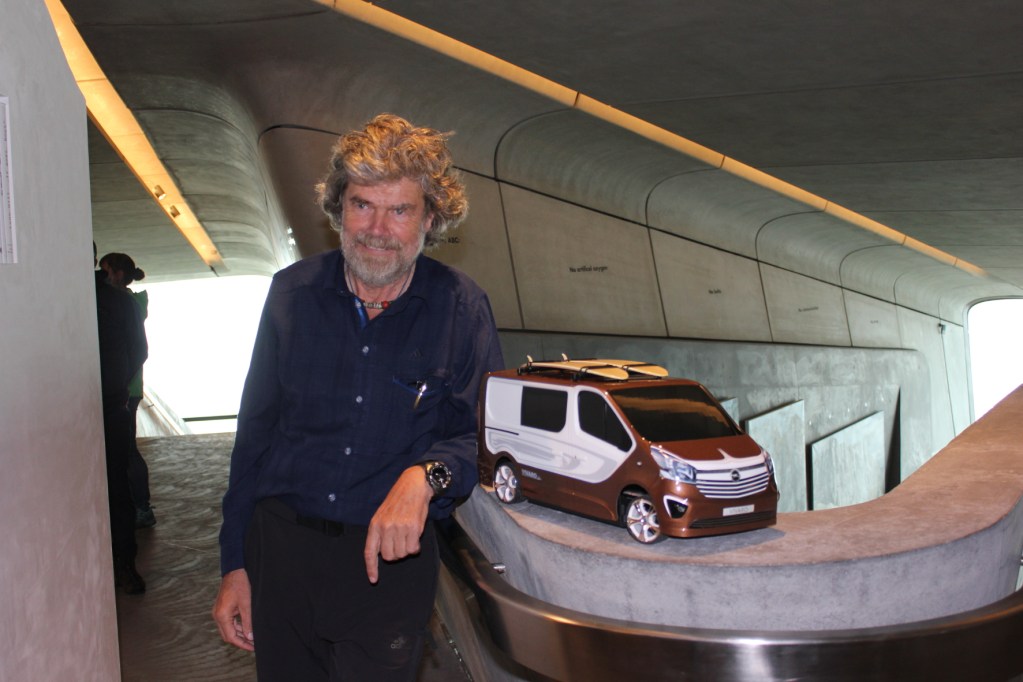 Reinhold Messner ist ein Weltstar. Wo auch immer der berühmteste Bergsteiger der Gegenwart auftaucht, drehen die Menschen sich um, bitten um ein Autogramm oder machen Selfies. Und der Südtiroler hat deutlich mehr drauf, als auf Gipfel zu klettern. Reinhold Messner ist Umweltschützer, Politiker und Kulturmensch. 2015 hat er bereits das sechste Museum eröffnet. Foto: Thomas Schneider/mid / TRD kultur