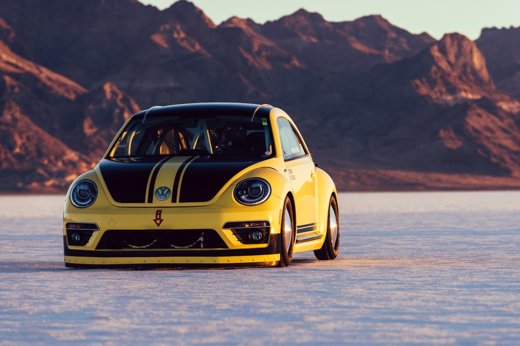 Der BeetleLSR fliegt mit 328,195 km/h über den Salzsee. Fotos © VW/TRDmobil