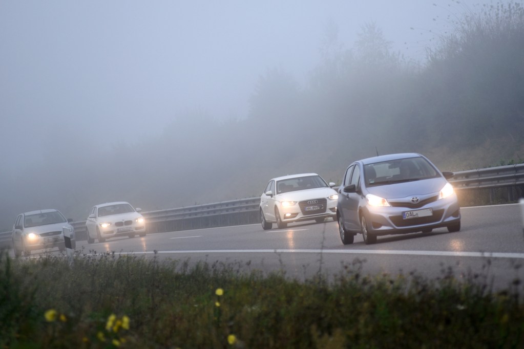 Wenn der Nebel kommt: Damit Autofahrer den Durchblick behalten, müssen sie in dieser Situation einige Grundregeln beachten © TÜV Süd/TRD-Pressedienst