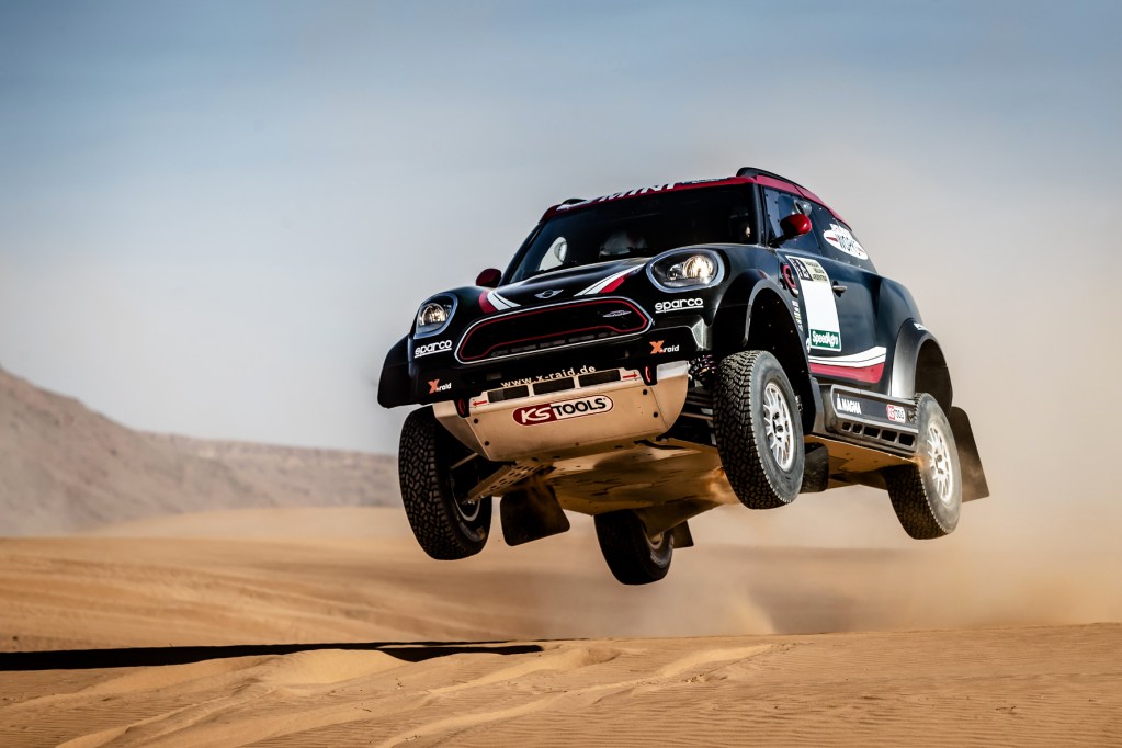 Mit dem neuen Mini John Cooper Works Rally will das X-raid-Team bei der Rally Dakar hoch hinaus.© X-raid / https://www.youtube.com/watch?v=x0S5TLATuFk / TRD Pressedienst