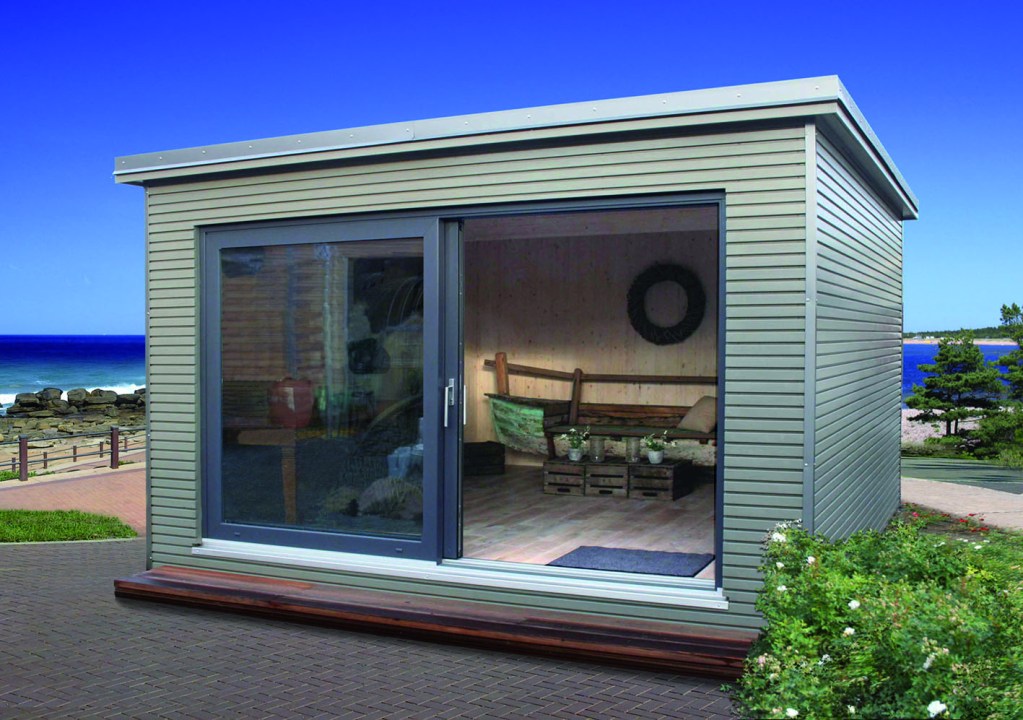 Gartenhaus mit offener Schiebetür.