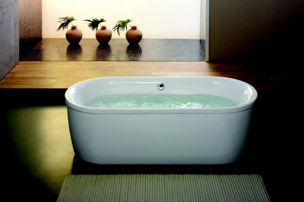 Die Badewanne, immer mehr ein exklusiver Ort, um sich nach einem langen Arbeitstag zu entspannen. Sanitop Wingenroth / TRD Bauen und Wohnen