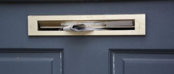 Briefkastenschlitz in der Haustür