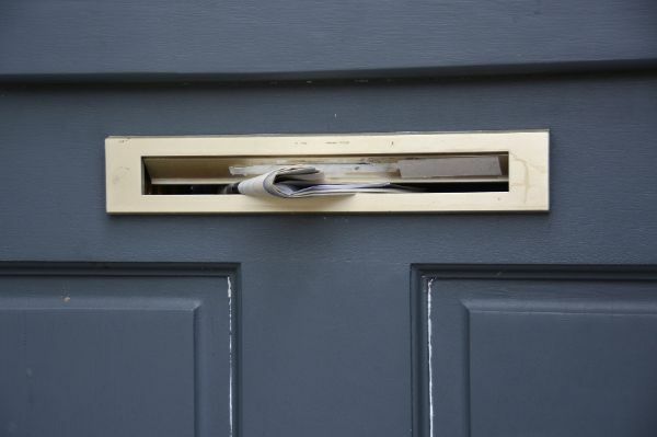 Briefkastenschlitz in der Haustür