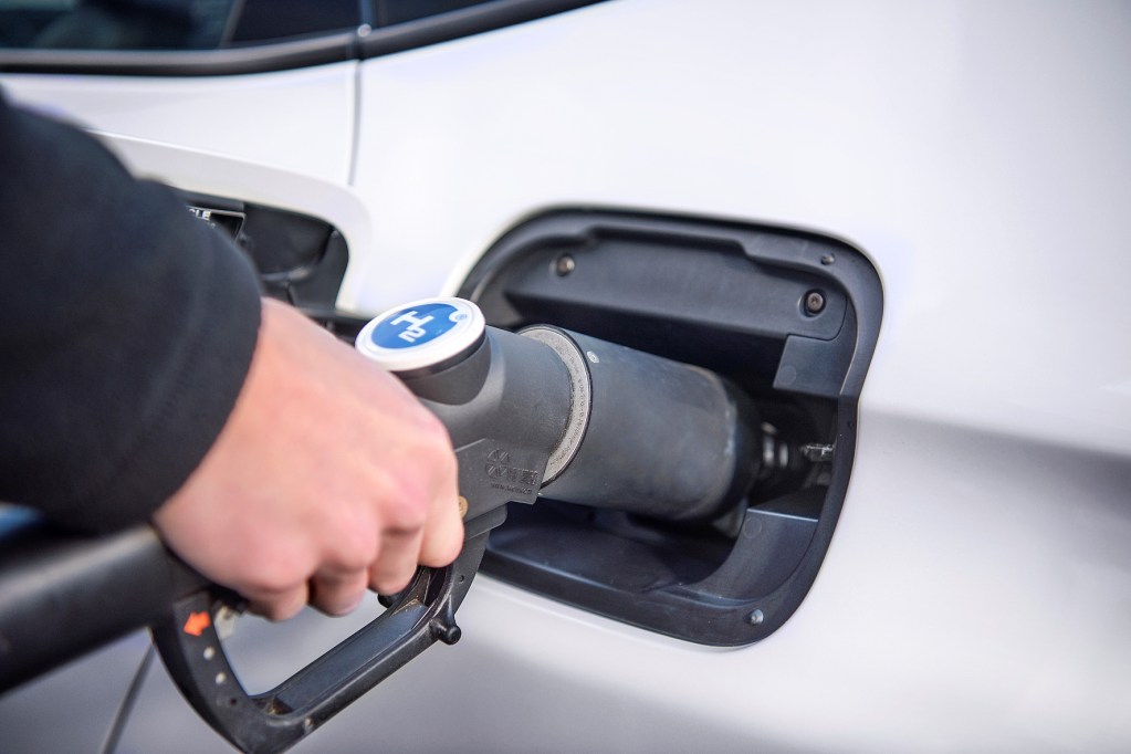 Drei Minuten zum Verweilen: Wenn die Station funktioniert, sind nach dieser Zeit fünf Kilogramm Wasserstoff getankt. © Honda /TRD mobil