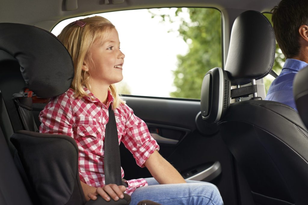 Kind im Auto auf dem Rücksitz