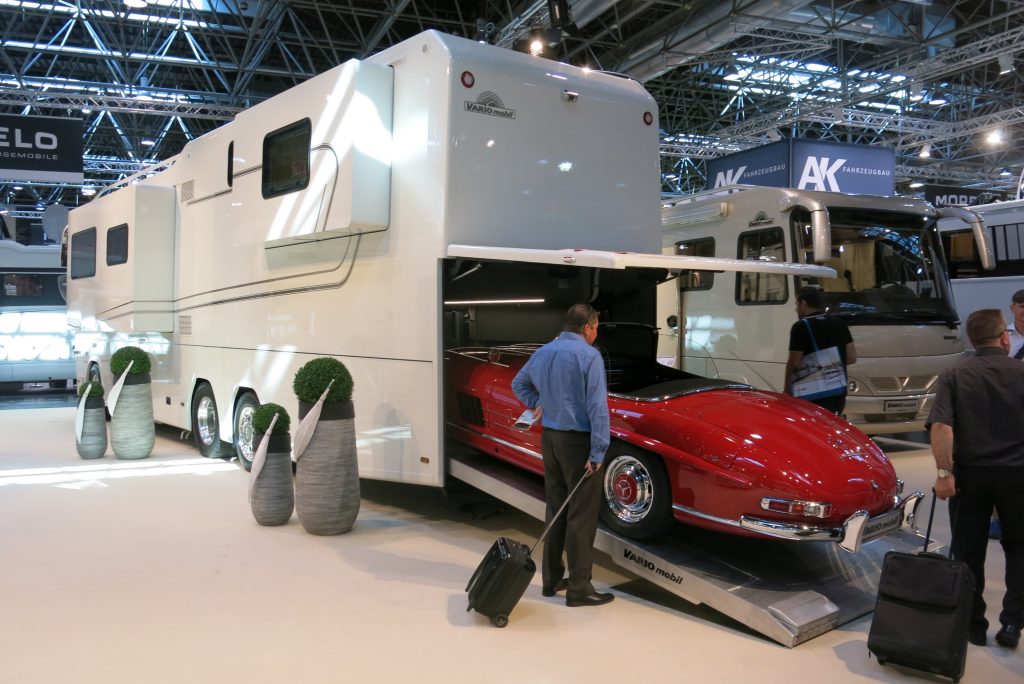 Auto fährt in großes Reisemobil