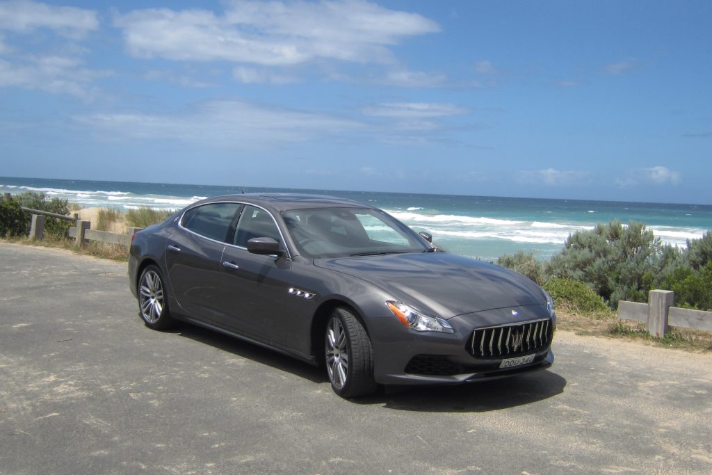 Strenge Geschwindigkeitsbegrenzungen verhindern das sportliche Fahren mit dem Maserati in Australien. Doch die Great Ocean Road ist so beeindruckend, dass sowieso langsam gefahren wird. © Wolfgang Bernhard / mid / TRD mobil