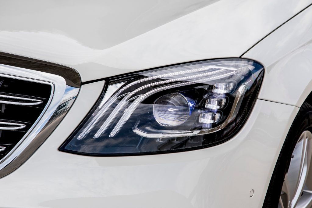 Deutlichstes Zeichen für die Überarbeitung: Scheinwerfer mit drei Tagfahr-"Fackeln".