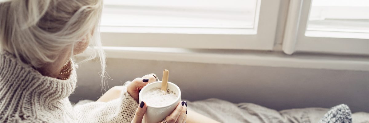 Maßgeschneiderte Fenster bringen Ruhe in die eigenen vier Wände. Foto Stocksy United, Lumina Images / TRD Pressedienst bauen und wohnen