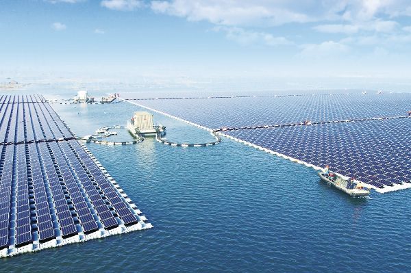Solar Kraftwerk auf dem Wasser