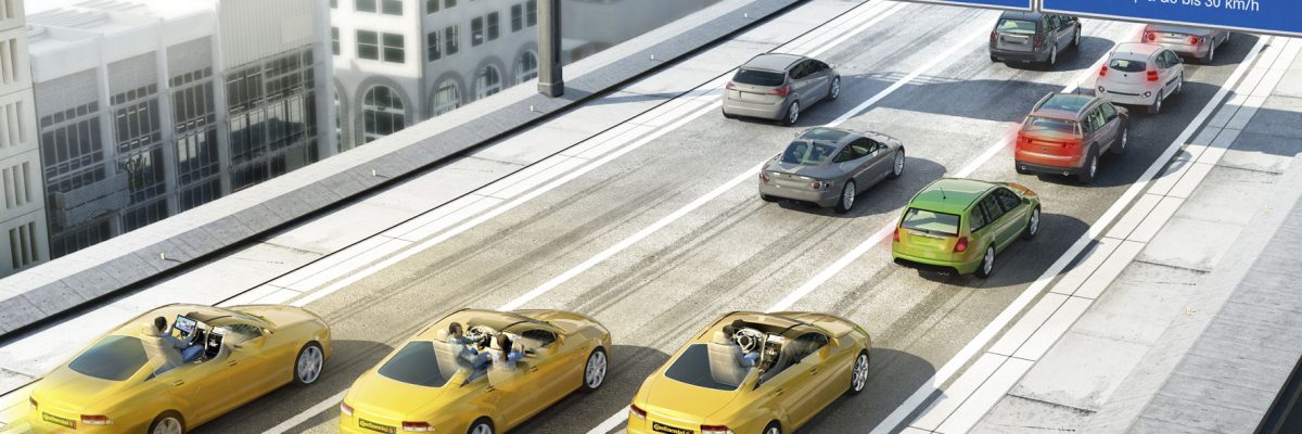 Befahrene Autobahn mit blauen Schildern. Jede Spur von links nach rechts shat eine Spur-Einteilung in Vollautomatisiert, Hochautomatisiert, Teilautomatisiert