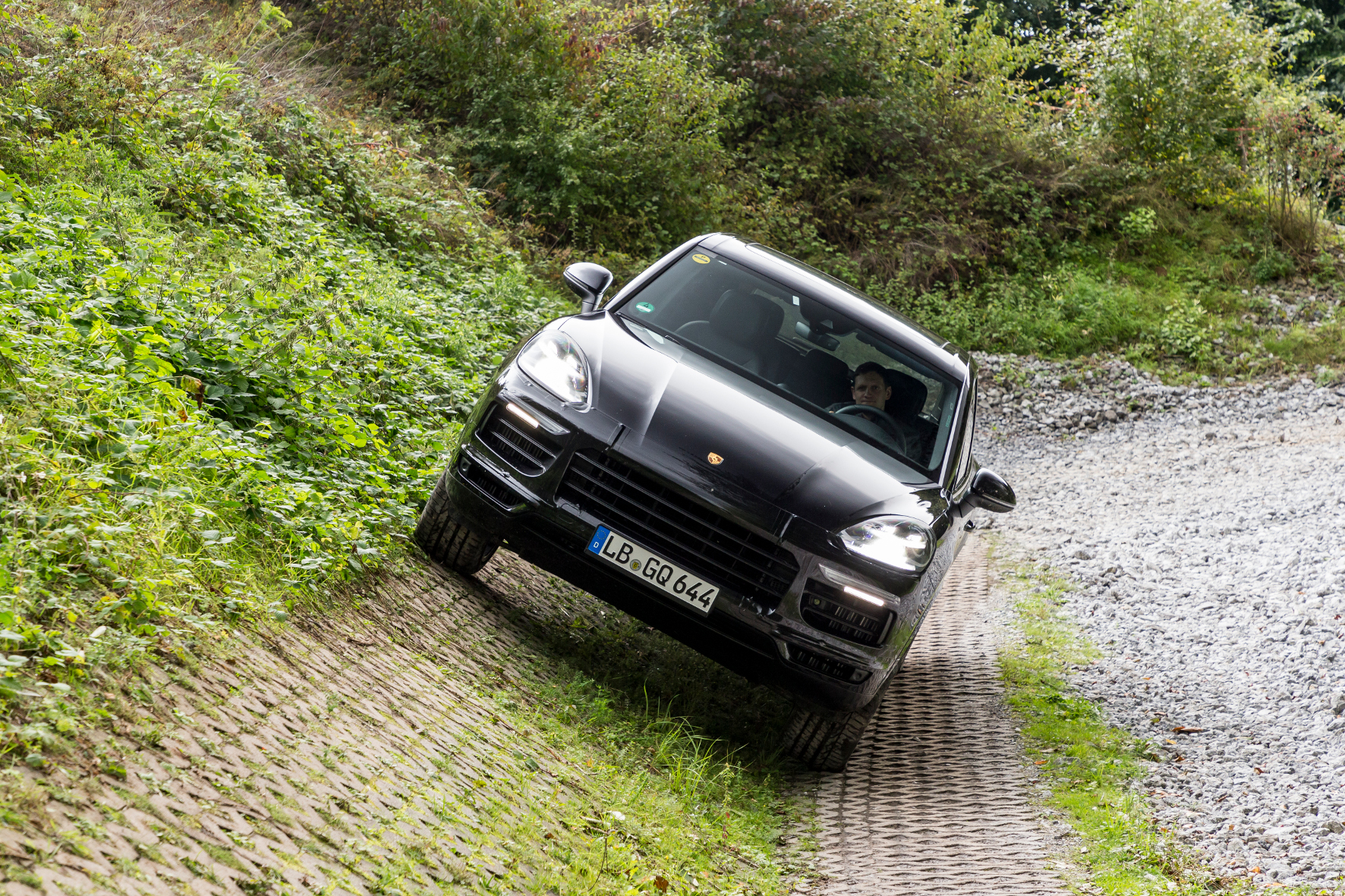Mit dem neuen Cayenne darf natürlich auch ins Gelände gefahren werden. Auf der Autobahn fühlt er sich aber nicht minder wohl. © Porsche / TRD Technik
