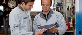 Chef gibt Anweisungen in der Werkstatt