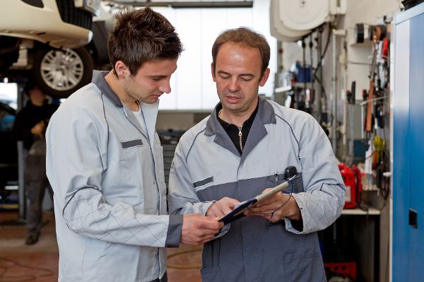 Chef gibt Anweisungen in der Werkstatt
