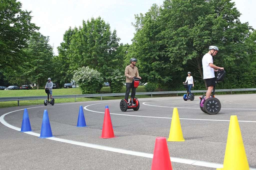 Die selbstbalancierenden zweirädrigen Gefährte können mit Zubehör zum Transport von Waren erweitert werden. © Hochschule Heilbronn / TRD Zweirad