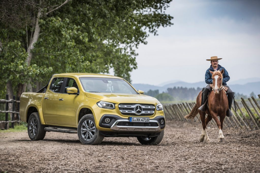 Mercedes Pick up im Gelände.