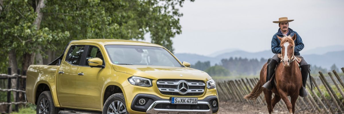 Mercedes Pick up im Gelände.