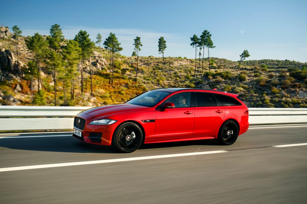 Edle Katze ohne Buckel: Die leicht abfallende Dachlinie des Kombis mündet im Heckbereich in einen Spoiler. © Jaguar / TRD Mobil