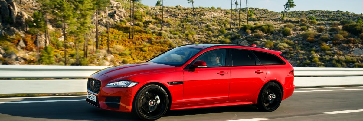 Edle Katze ohne Buckel: Die leicht abfallende Dachlinie des Kombis mündet im Heckbereich in einen Spoiler. © Jaguar / TRD Mobil