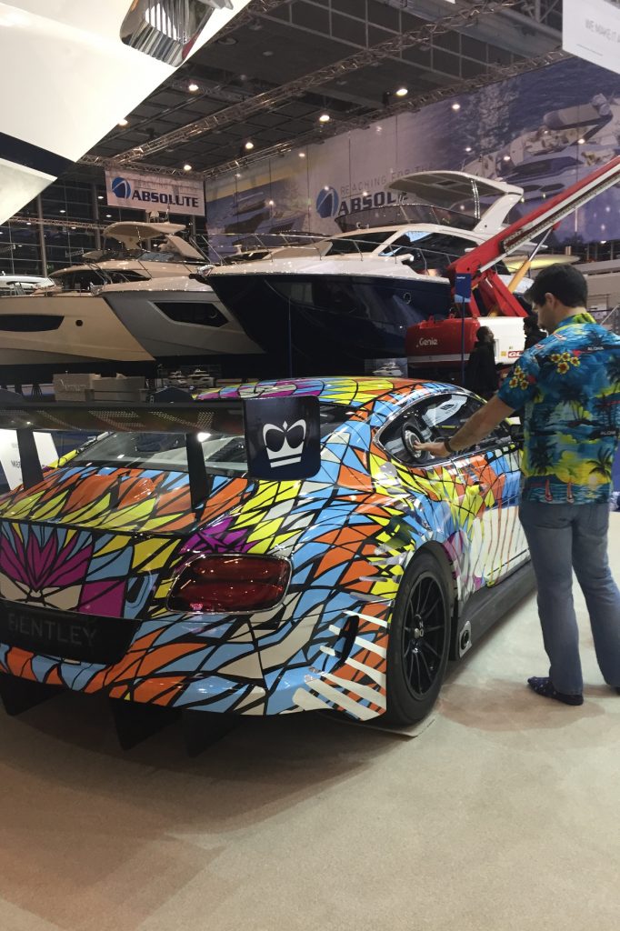 Als hätte bei der Lackierung ein Pop-Art-Künstler der 1980er Jahre Hand angelegt: der neue Bentley Continental GT am Stand der Yacht-Manufaktur Princess. © Dr. Frank Zobel / mid/TRDmob