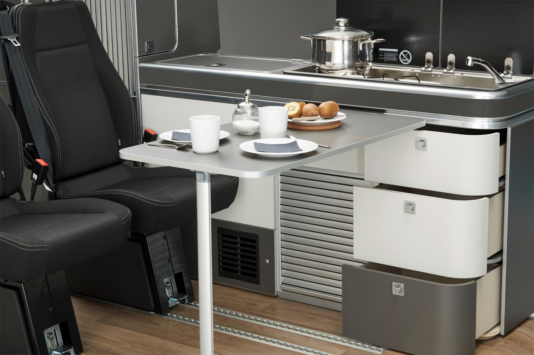 Nissan NV300 Reisemobil Michelangelo - Koch- und Essbereich