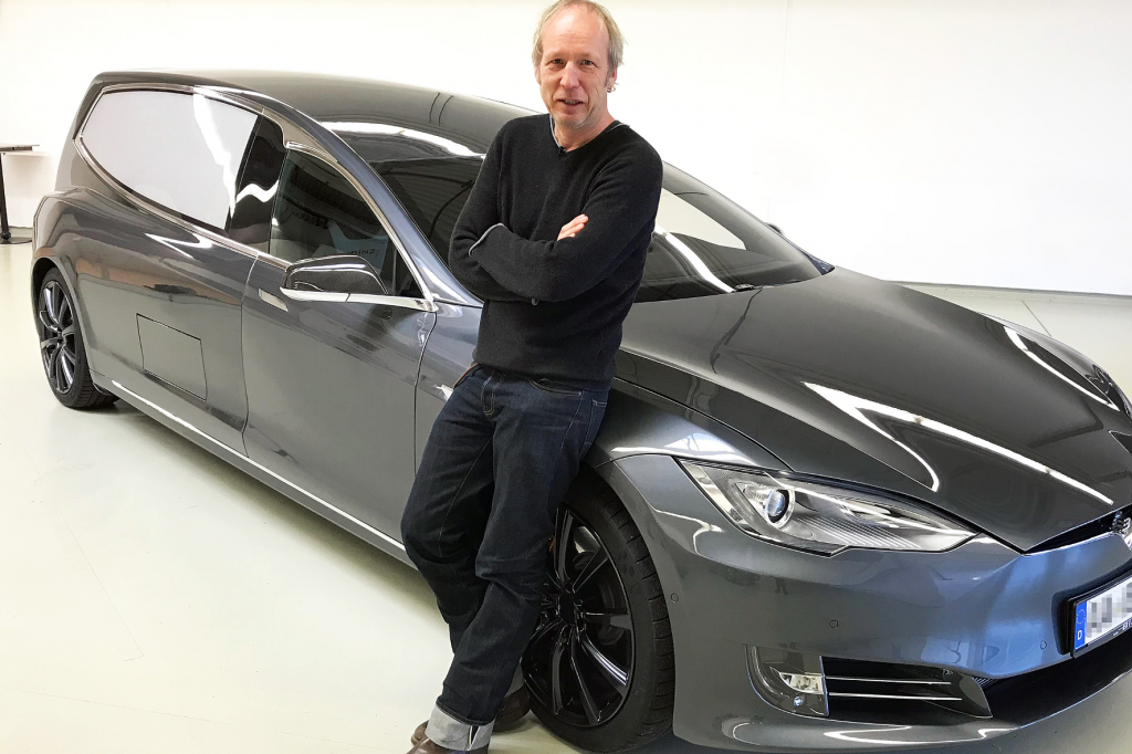 Rennfahrer Helge Thomsen präsentiert in seiner Motor-Sendung "Grip" einen Leichenwagen, der auf dem Tesla Model S basiert. © RTL II/ TRD Blog