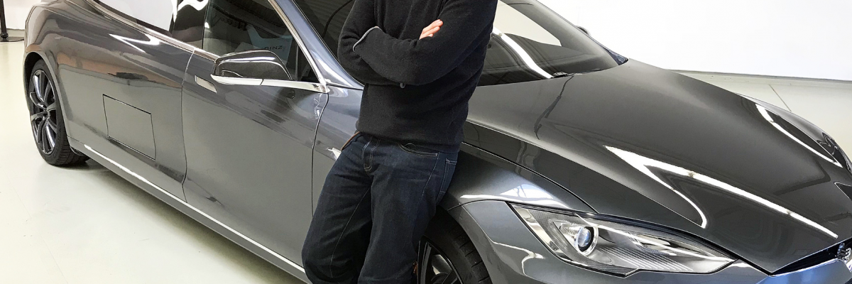 Rennfahrer Helge Thomsen präsentiert in seiner Motor-Sendung "Grip" einen Leichenwagen, der auf dem Tesla Model S basiert. © RTL II/ TRD Blog