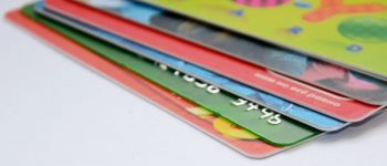 6 verschiedene Scheckkarten übereinander.