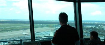 Fluglotsen schauen auf die Rollbahn