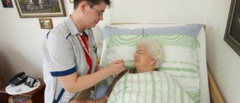 Pflegekraft am Krankenbett