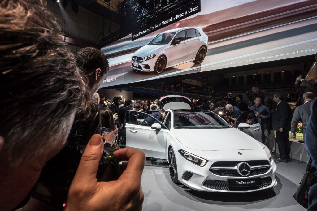 Neue Mercedes A Klasse wird auf Messe fotografiert.