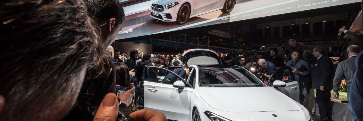 Neue Mercedes A Klasse wird auf Messe fotografiert.