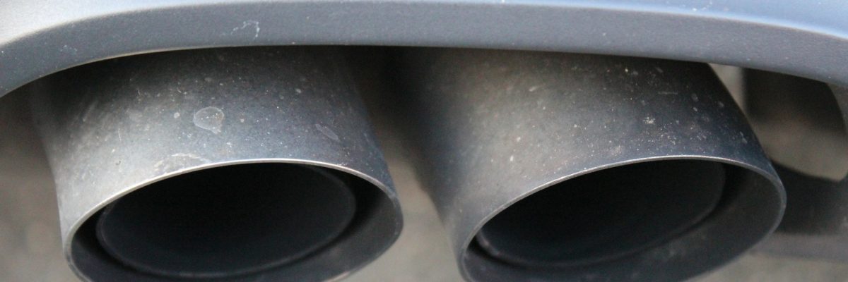 Zwei Auspuffrohre nebeneinander