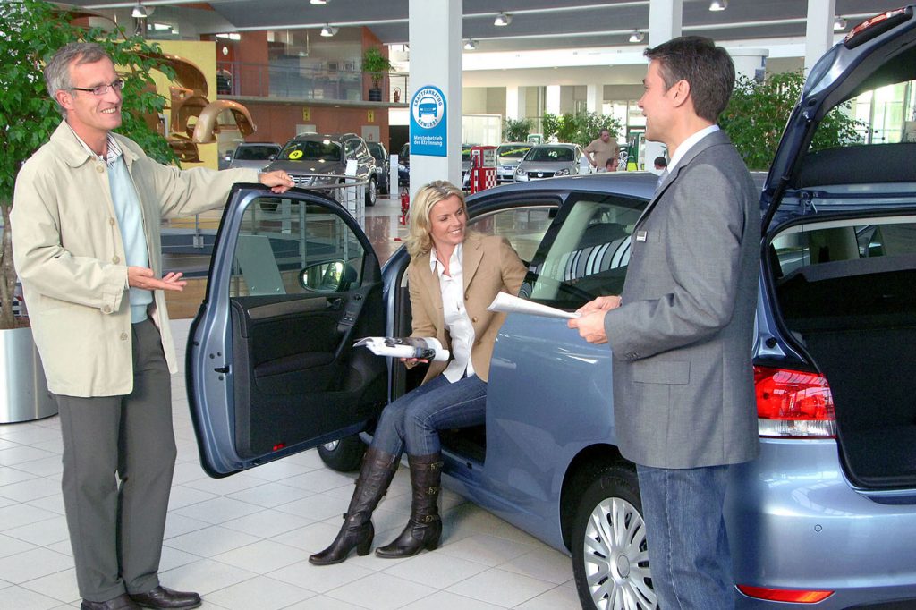 Unterbezahlt:  Viele Beschäftigte des Kfz-Gewerbes in den unteren Lohngruppen stehen einem Jobwechsel offen gegenüber.-Die Löhne und Gehälter in Deutschlands Autohäusern variieren laut Umfrage teils erheblich