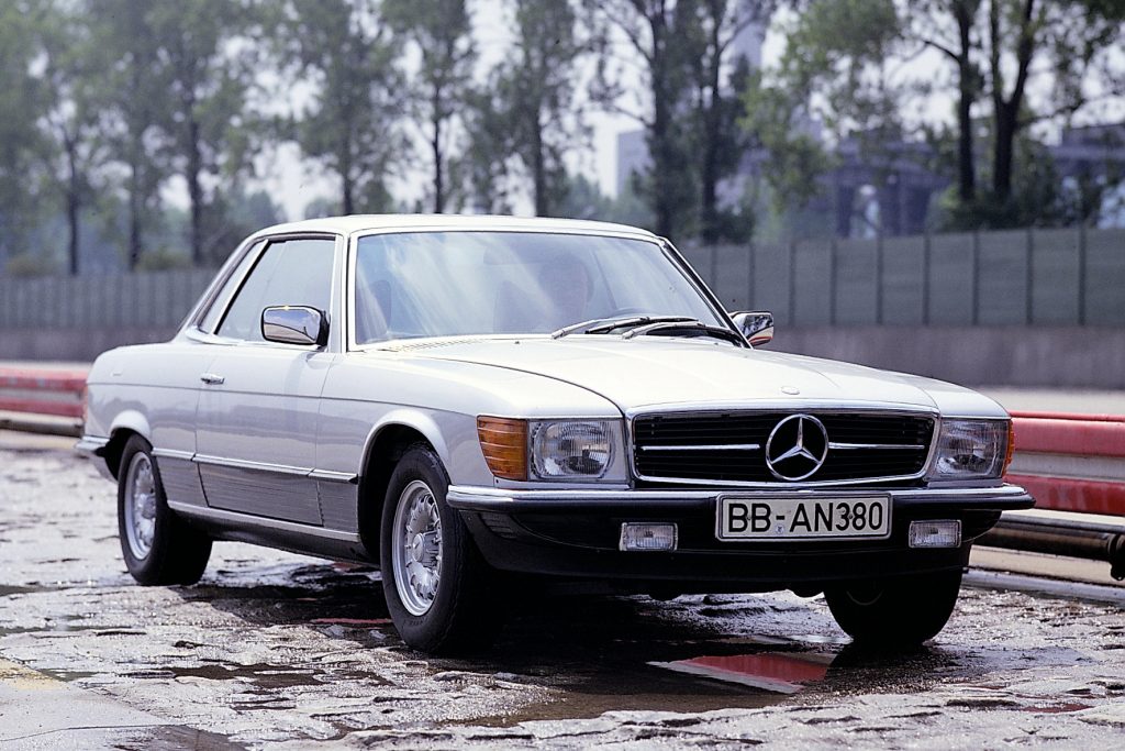 Mercedes-Benz Typ 450 SLC 5.0 der Baureihe 107 auf der Einfahrbahn in Untertürkheim. Mercedes-Benz / TRD mobil07 series) on the test track at Untertürkheim.