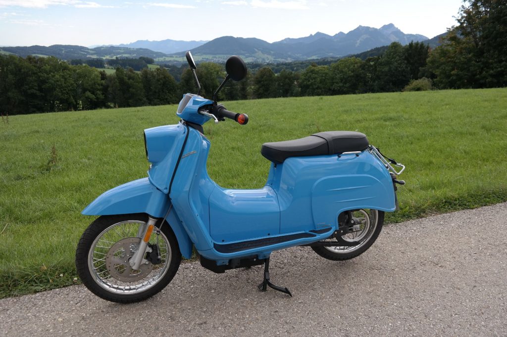 Blauer nostalgischer Elektroroller