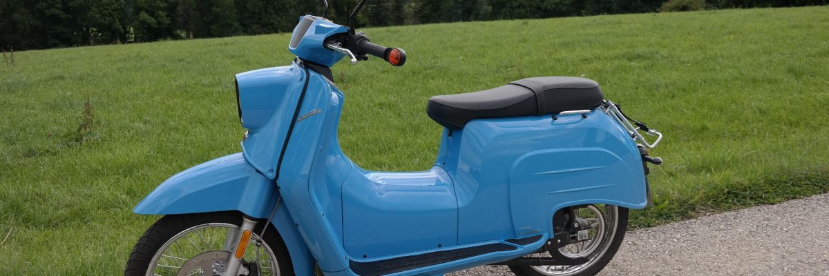 Blauer nostalgischer Elektroroller