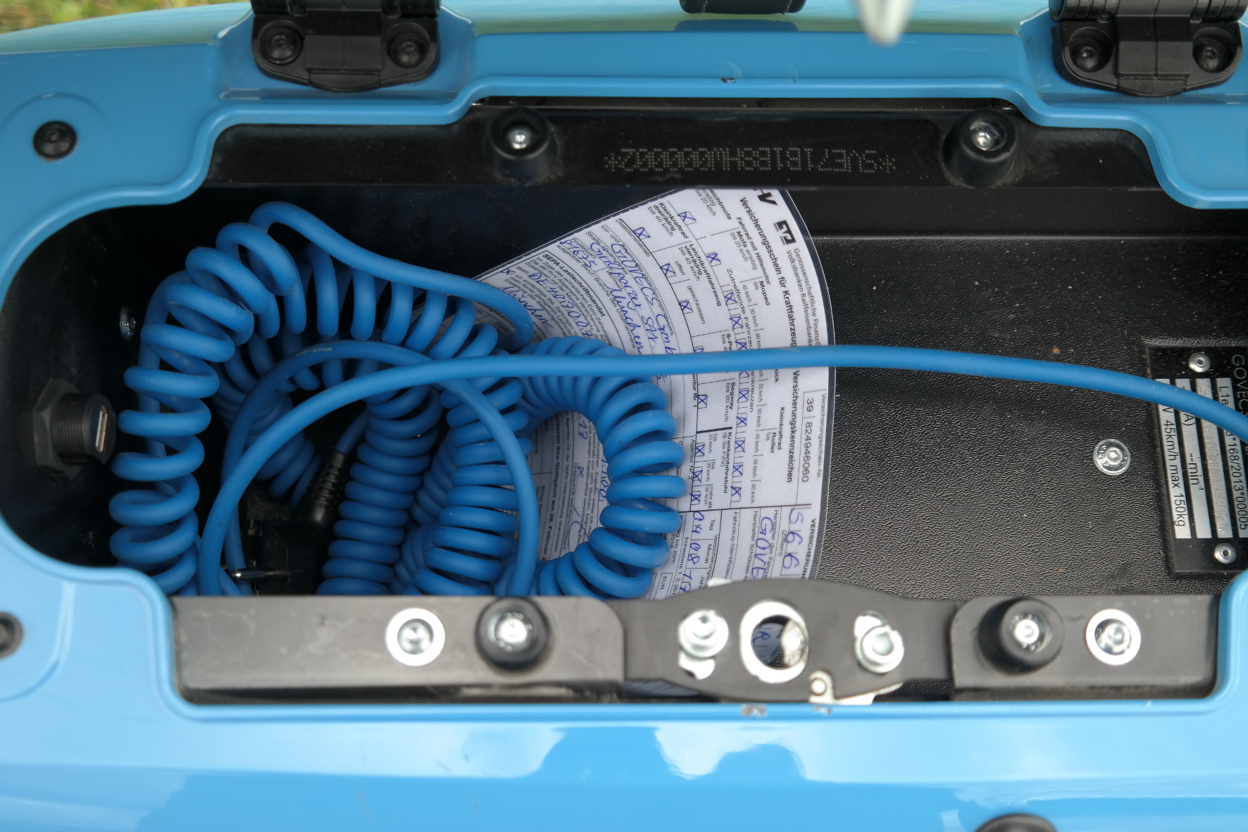 - Ladegerät und fünf Meter langes Ladekabel sind fest verbaut. © Rudolf Huber/mid /TRDmobil