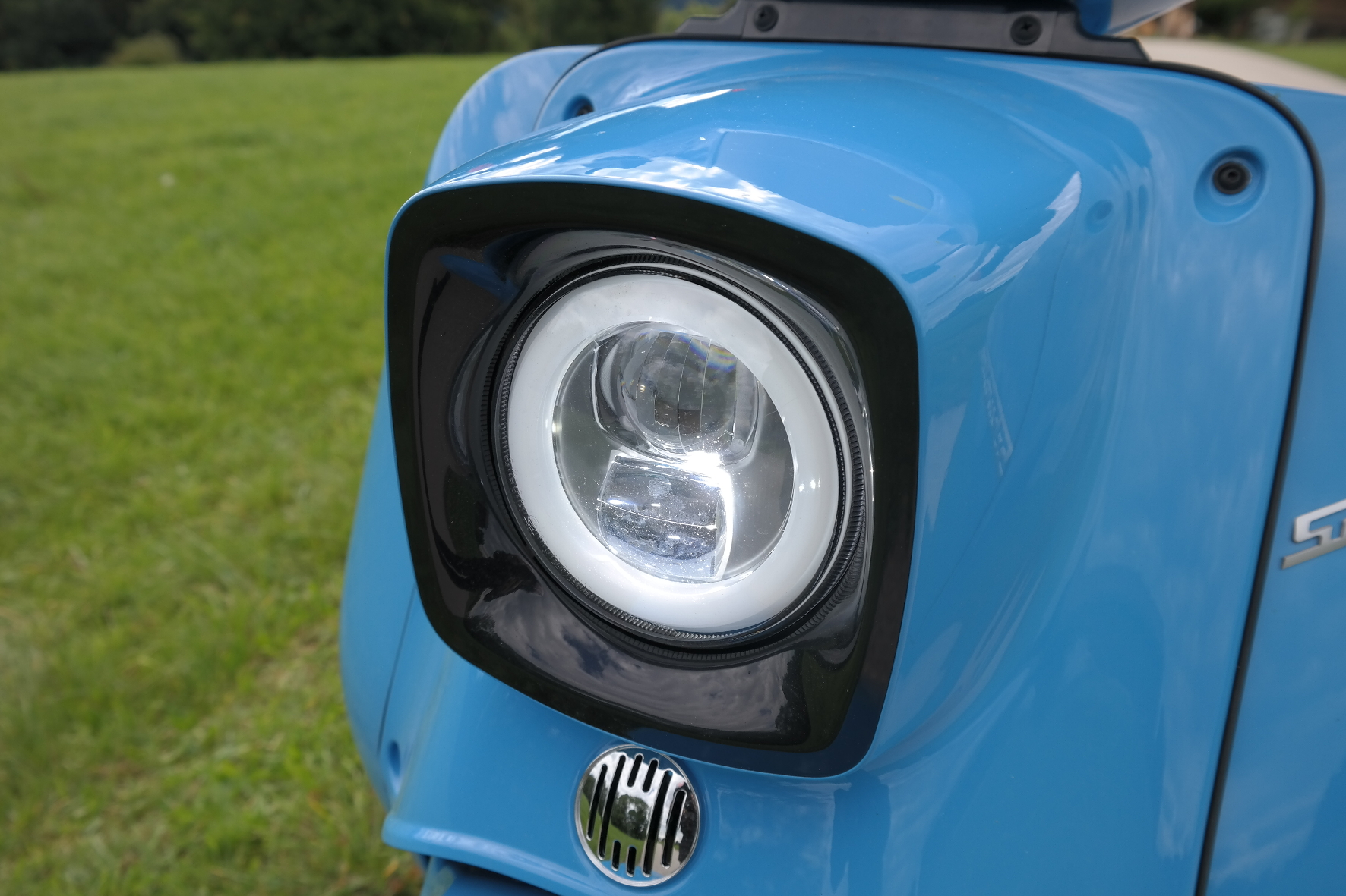 Ein LED-Scheinwerfer sorgt trotz nostalgischem Design für eine gute Ausleuchtung der Straße. © Rudolf Huber/mid/trdmobil