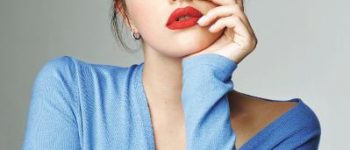 Nachdenkliche Frau mit roten Lippen