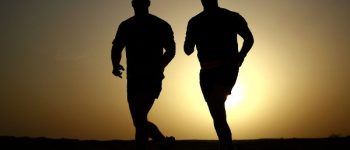 zwei Laufer im Sonnenuntergang