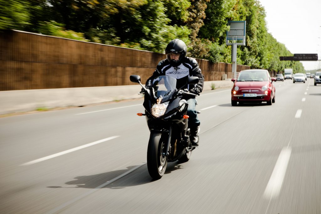 Besonders bei älteren Bikern besteht bei Dämmerung, ein höherer Lichtbedarf.