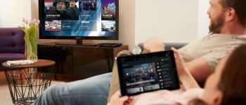 Personen spielen am Computer