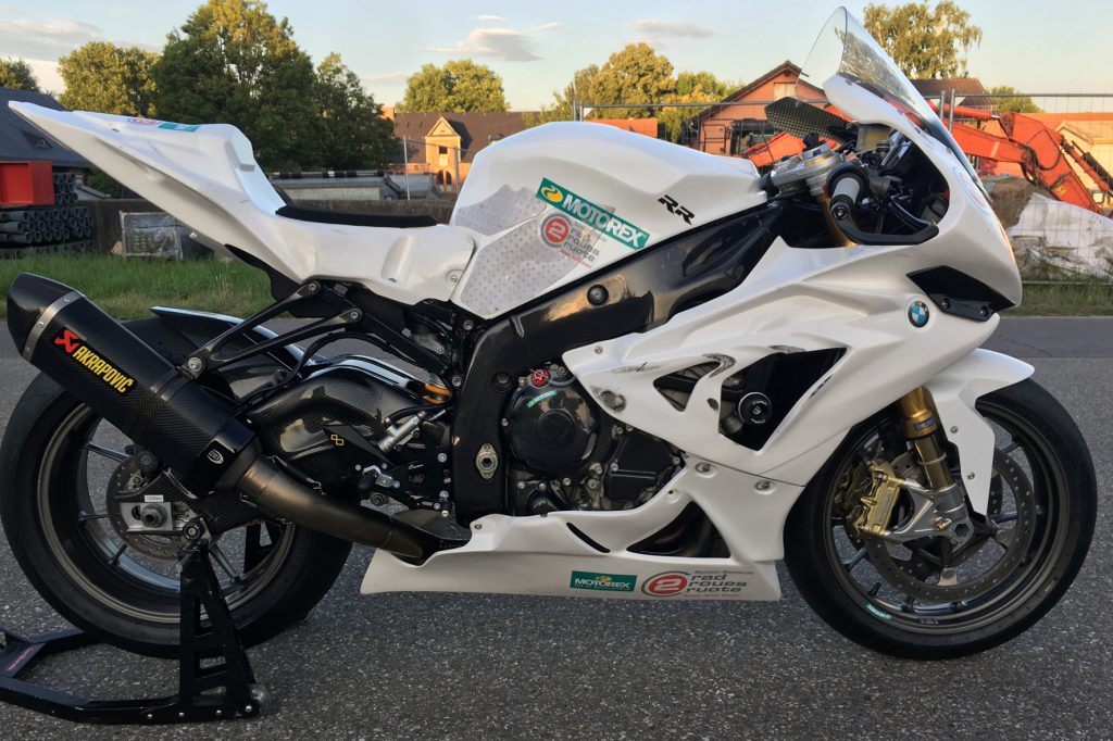 Weisses BMW-Motorrad von der Seite mit Motorex-Sticker