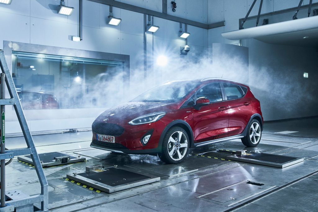 Auto in der Regenkammer eines Herstellers.