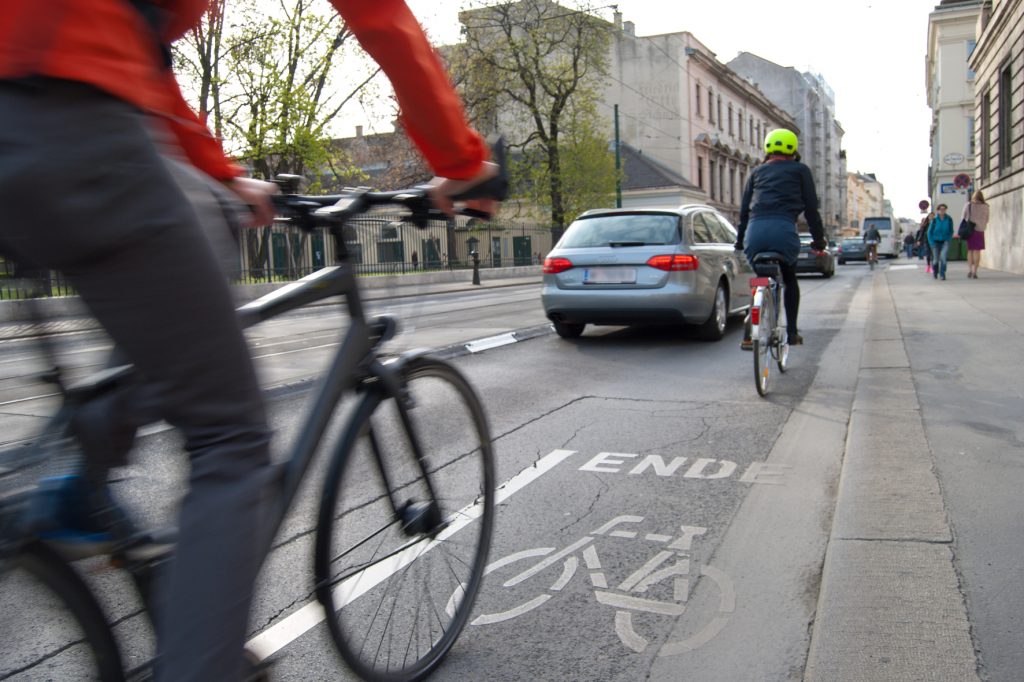 Radfahrer fährt auf Fahrradweg,